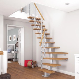 Dolle Mittelholmtreppe Frankfurt, Eiche perlgrau, 1/4 gewendelt, mit Metallgeländer.