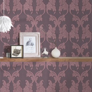 Lila Textiltapete mit Blätter Design Ornament in Violett für Wohnzimmer.