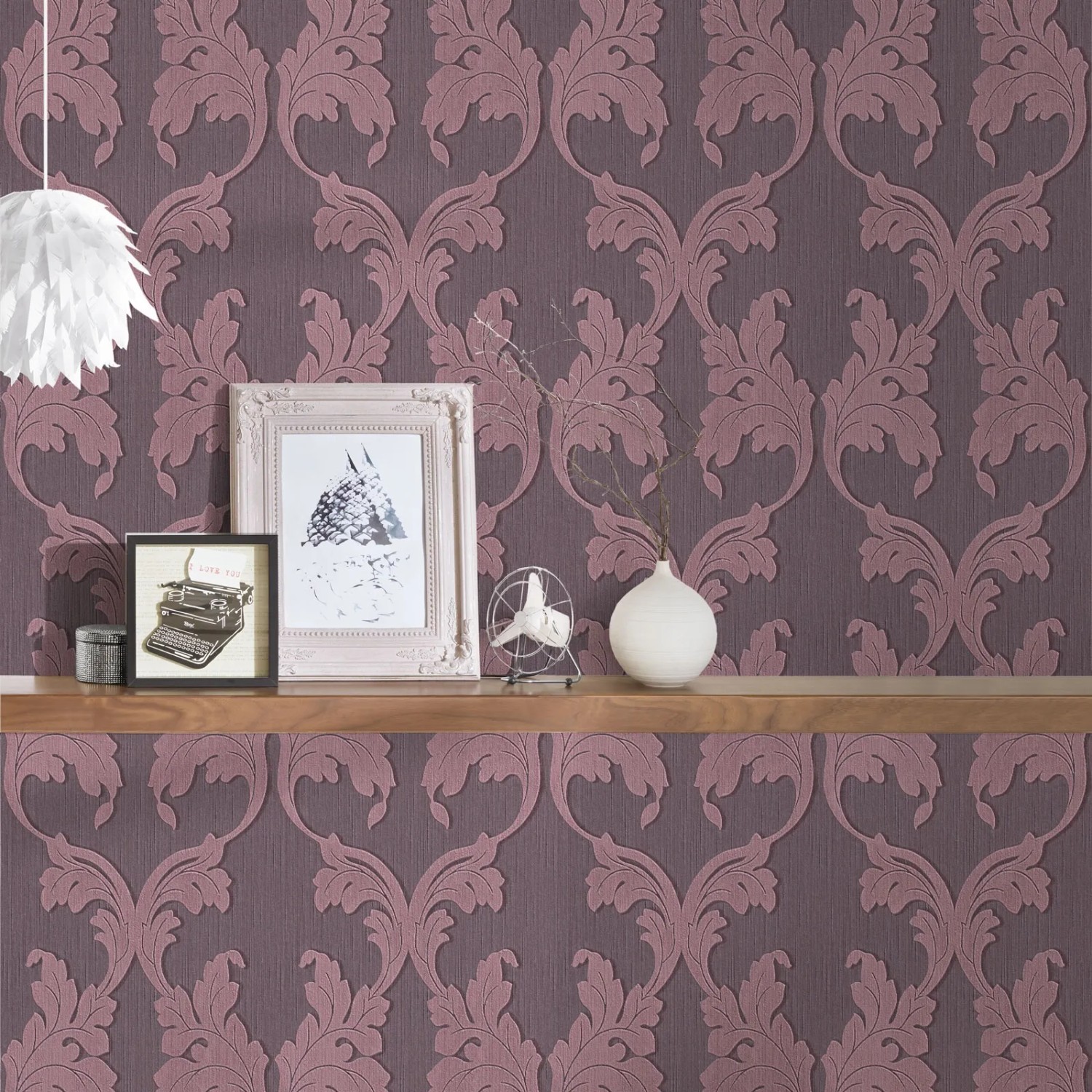 Lila Textiltapete mit Blätter Design Ornament in Violett für Wohnzimmer.