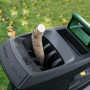 Bosch AXT 25 TC Gartenhäcksler mit Holzstück im Einfülltrichter.