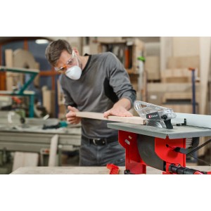 Einhell TC-TS 8 I Tischkreissäge in Nutzung mit Holzwerkstück.
