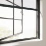 Cocoon Insektenschutzrollo mit Kassette, anthrazit, am Fenster montiert.