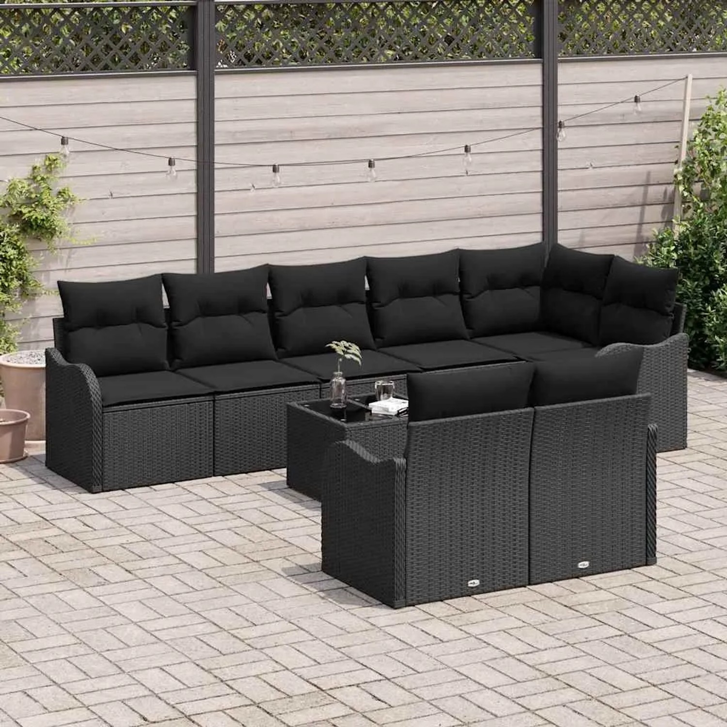 Schwarzes 9-teiliges vidaXL Garten-Sofa-Set aus Poly Rattan mit Tisch und Kissen.