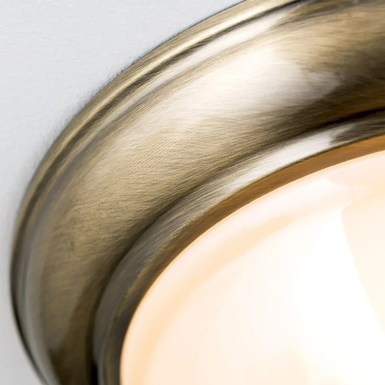 Detailaufnahme: Orion Deckenleuchte Old Lamp Champagne mit Patina-Finish.