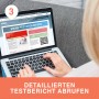 Frau tippt auf Laptop mit Ivario Asbesttest Ergebnis. Anti-Schimmel-Produkte.