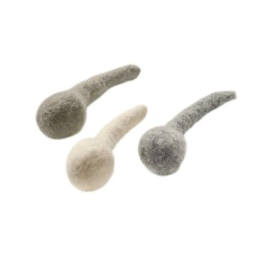 Hunter Katzenspielzeug Bombs, 3er-Set aus Wollfilz in Grau- und Naturtönen.