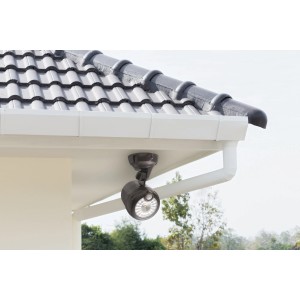 Brauner Mr. Beams LED-Außenstrahler mit Bewegungsmelder (2er-Pack) unter einem Dachvorsprung.