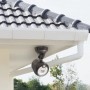 Brauner Mr. Beams LED-Außenstrahler mit Bewegungsmelder (2er-Pack) unter einem Dachvorsprung.