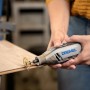 Dremel 4250-35 Multifunktionswerkzeug in Aktion beim Schneiden von Holz.