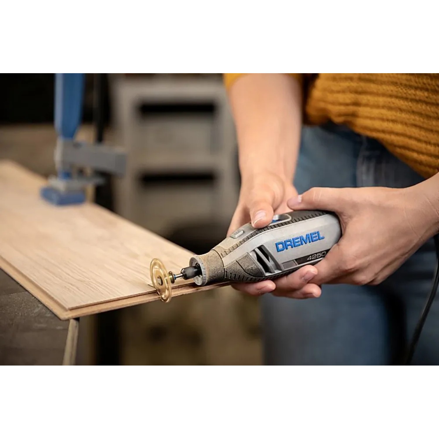 Dremel 4250-35 Multifunktionswerkzeug in Aktion beim Schneiden von Holz.