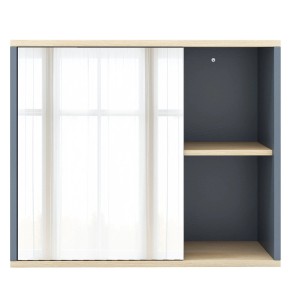 Moderner Spiegelschrank mit grauen und naturfarbenen Elementen, verstellbarer Ablage und zwei offenen Fächern.