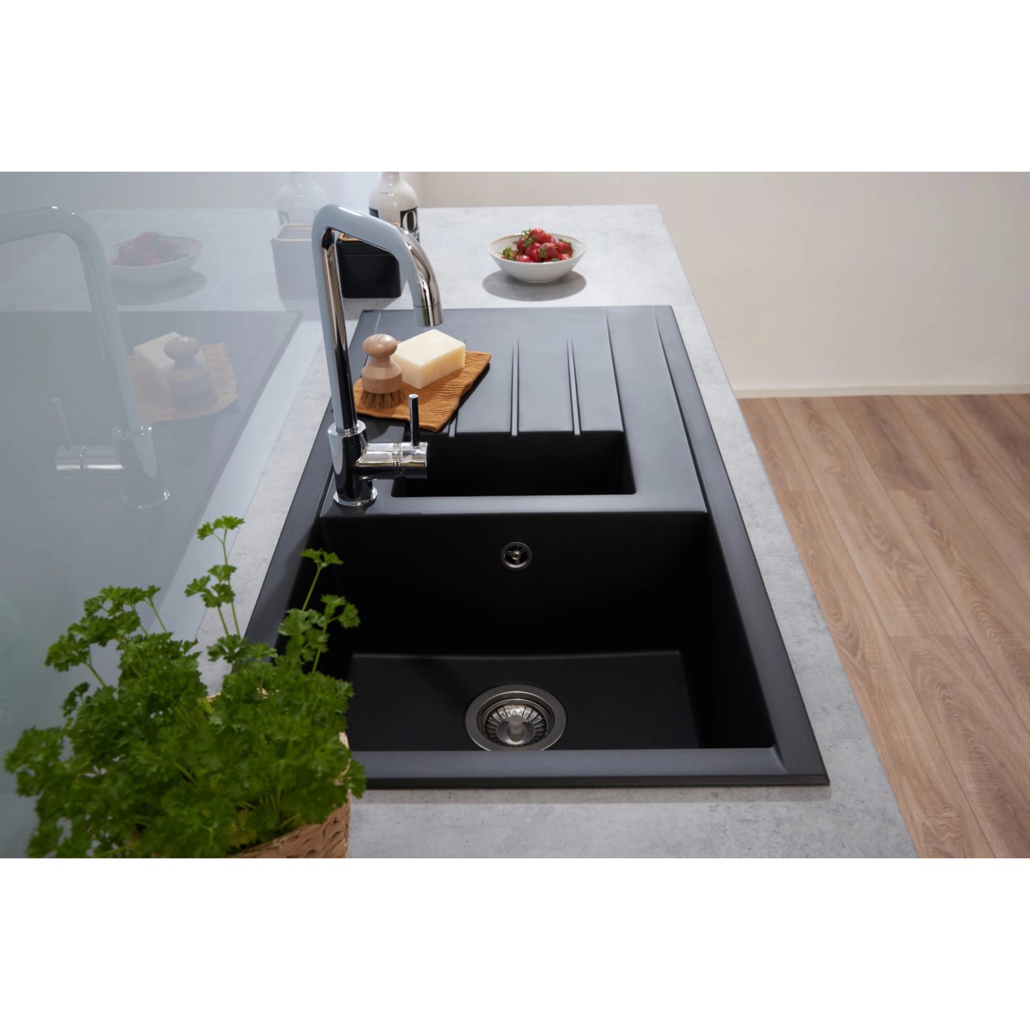 Schwarze Respekta Einbauspüle Houston aus Mineralite, 100x50 cm, mit Abtropffläche und Spülbecken.