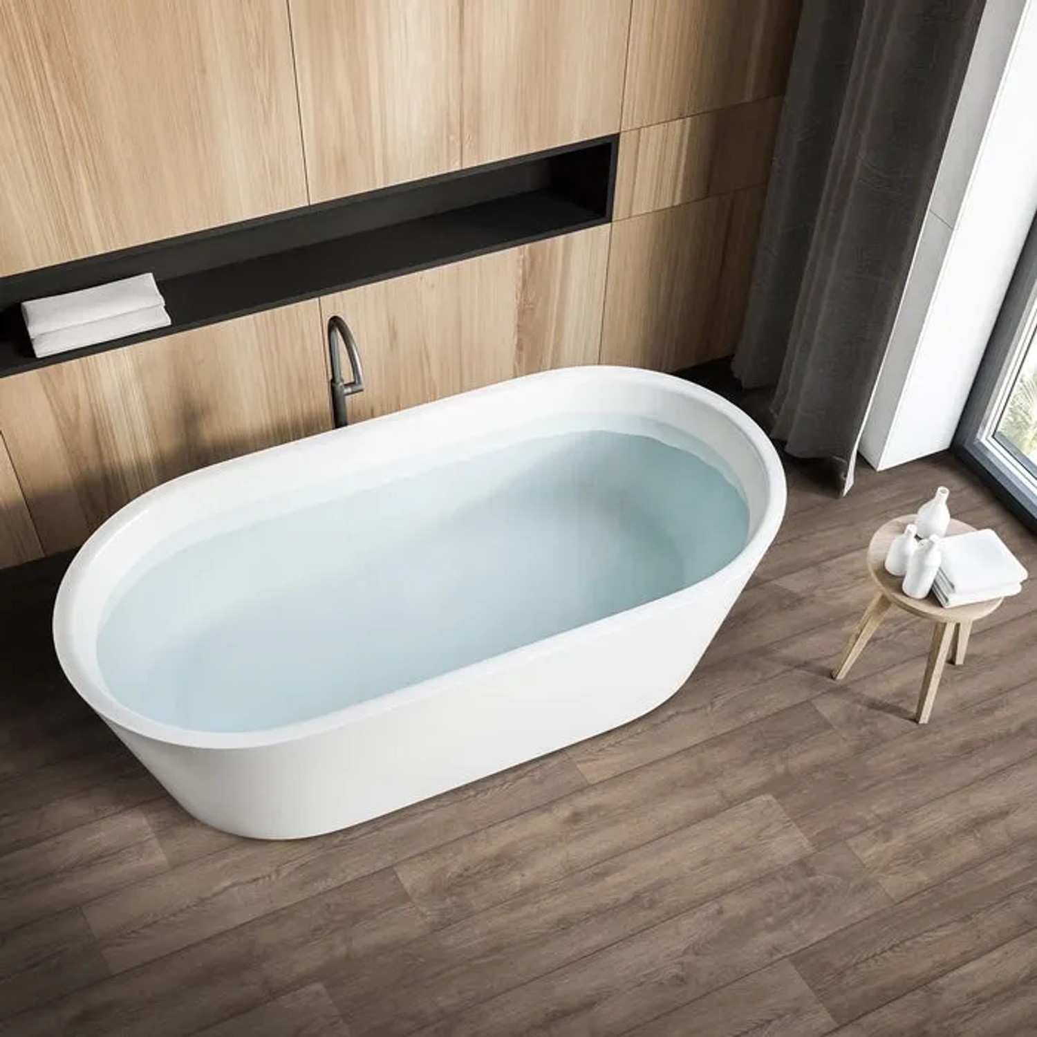 Badezimmer mit Karat CV Bodenbelag Atlantic Eiche Antik, Holzoptik. Badewanne und Holzwand im Hintergrund.