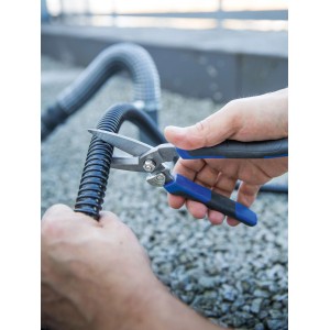 Universalschere schneidet einen schwarzen Schlauch. Zange mit blau-schwarzem Griff.