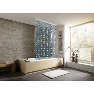 Blaues Kleine Wolke Duschrollo mit blau-türkisen Quadraten in Badezimmer-Szene.