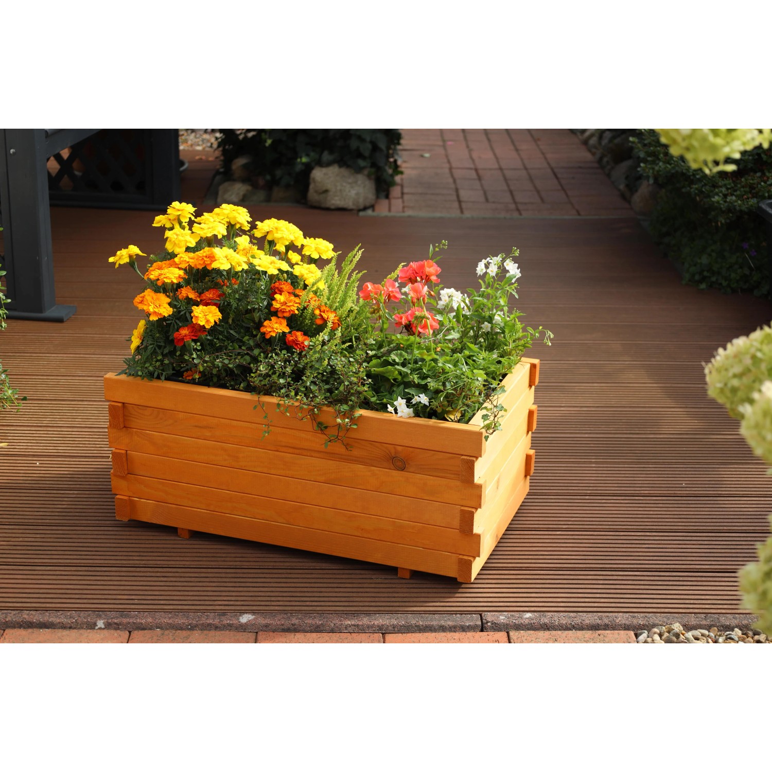 Holz Pflanzkasten Lucca, bepflanzt mit bunten Blumen, für Terrasse und Balkon.