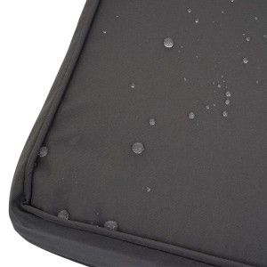 Detailaufnahme: Graues Polster der MCW Lounge-Garnitur mit Wassertropfen.