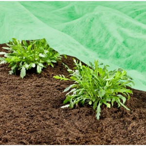 Grünes Windhager Gartenvlies Supergrow (2x25m) über Pflanzen im Gartenbeet.