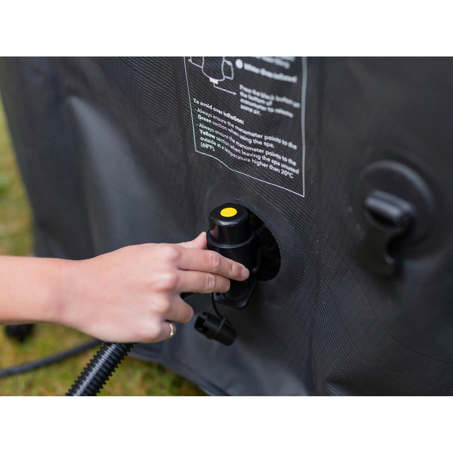 Detailaufnahme: Aufblasen des MSpa Comfort Whirlpools Tekapo AirJet.