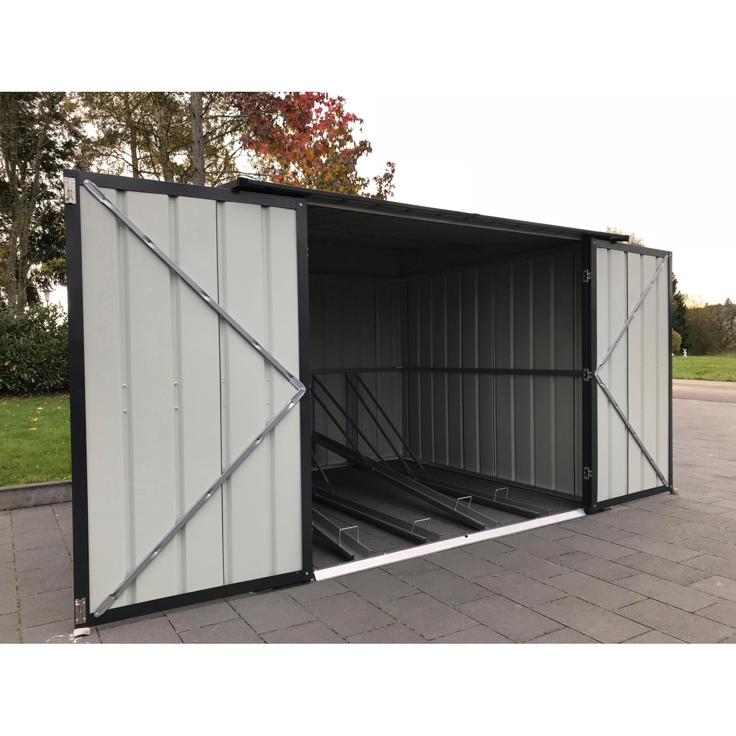 Geöffnete, anthrazitfarbene Globel Fahrradbox Family mit 4 Fahrradhaltern.