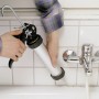 LUX Kartuschenpresse Alu Comfort beim Auftragen von Dichtstoff im Badezimmer.