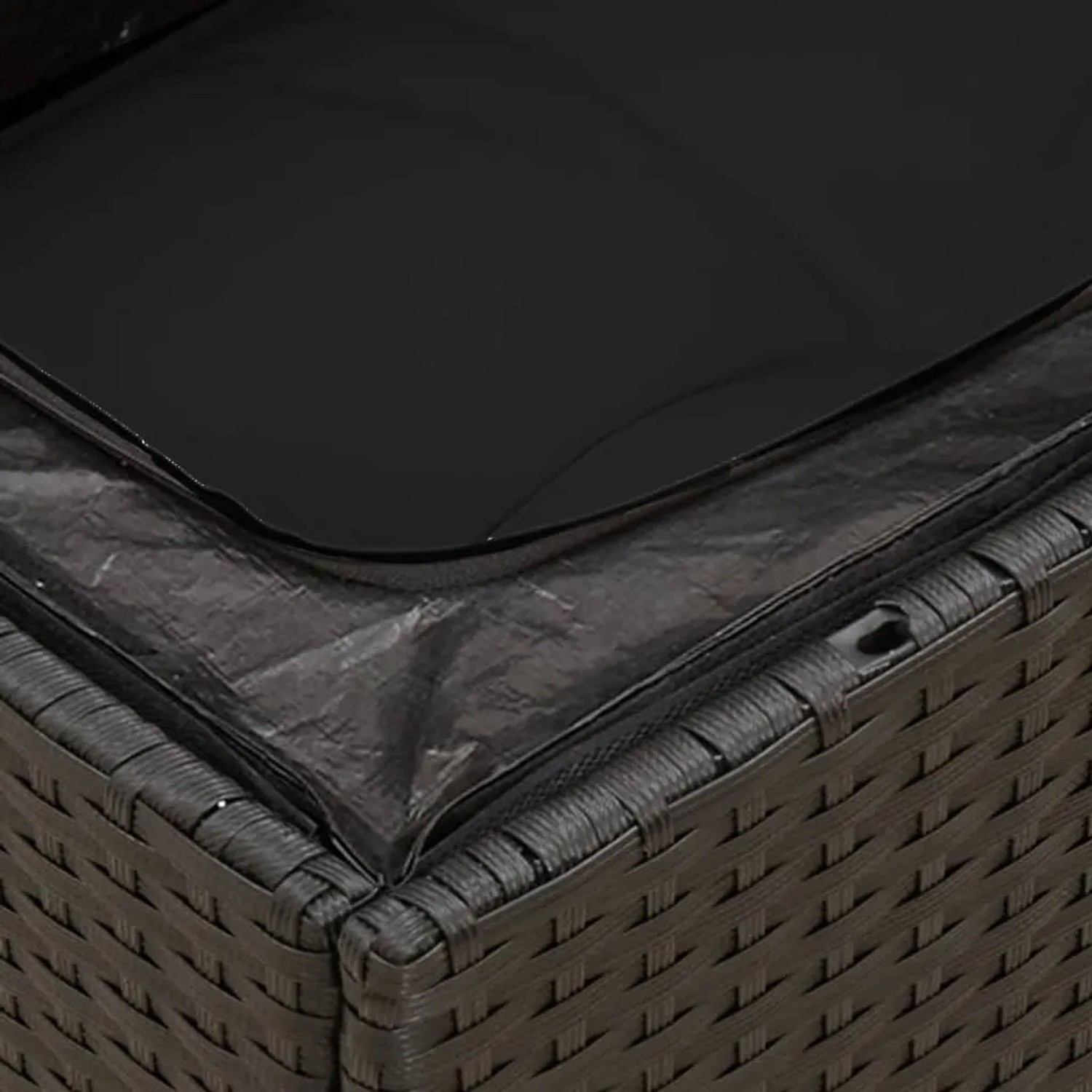 Detailaufnahme: Schwarze vidaXL Garten-Sofagarnitur aus Rattan mit wasserfestem Beutel.