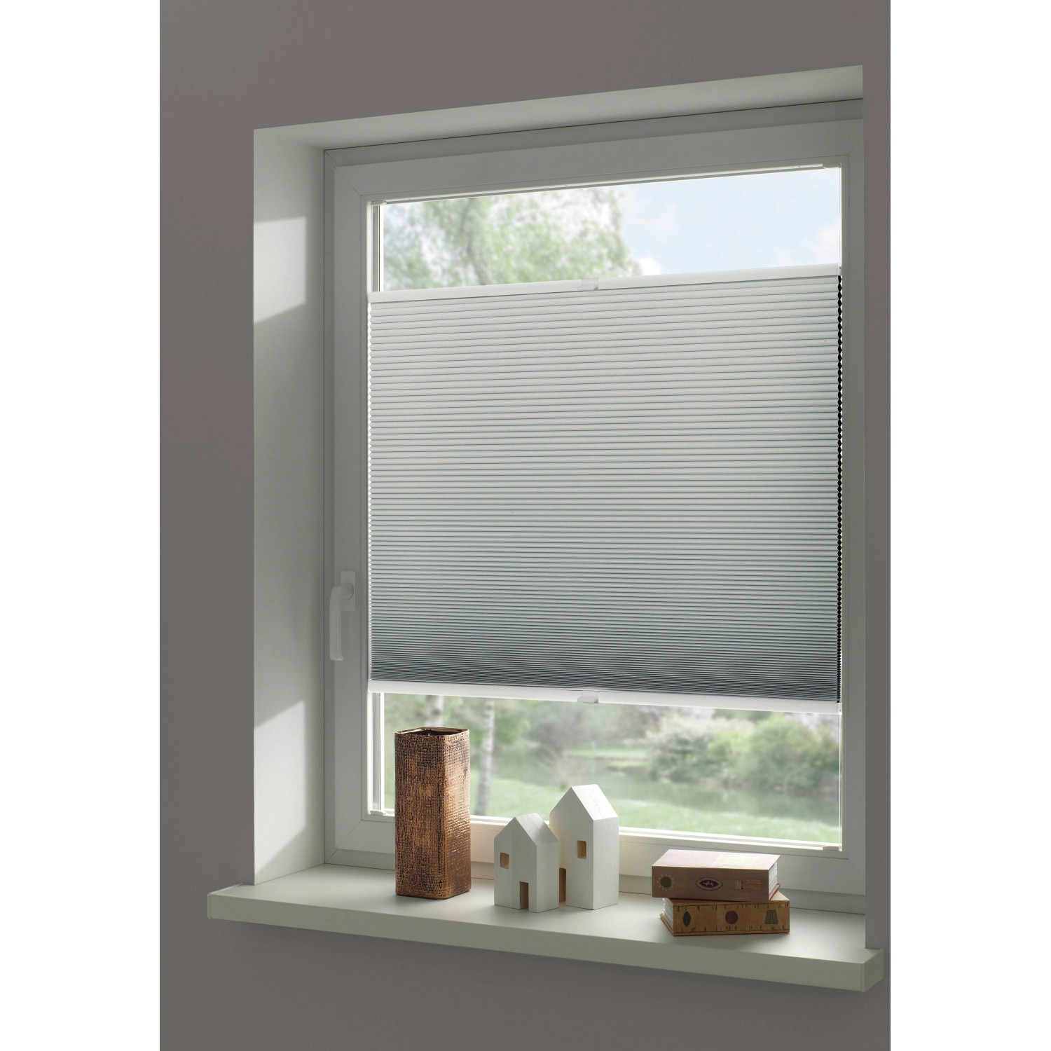 Weißes Schöner Wohnen Thermo-Wabenplissee Sina, 80x220 cm, am Fenster mit Deko.