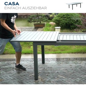 Ausziehbarer, anthrazitfarbener Home Deluxe Gartentisch Casa im Garten.