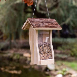 CULT at home Vogel Futterhaus aus Holz mit braunem Rindendach, Kunststoffscheiben und Vogelfutter. Zum Hängen.