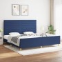 Blaues Stoff-Bettgestell (200x200 cm) mit Kopfteil im Schlafzimmer.