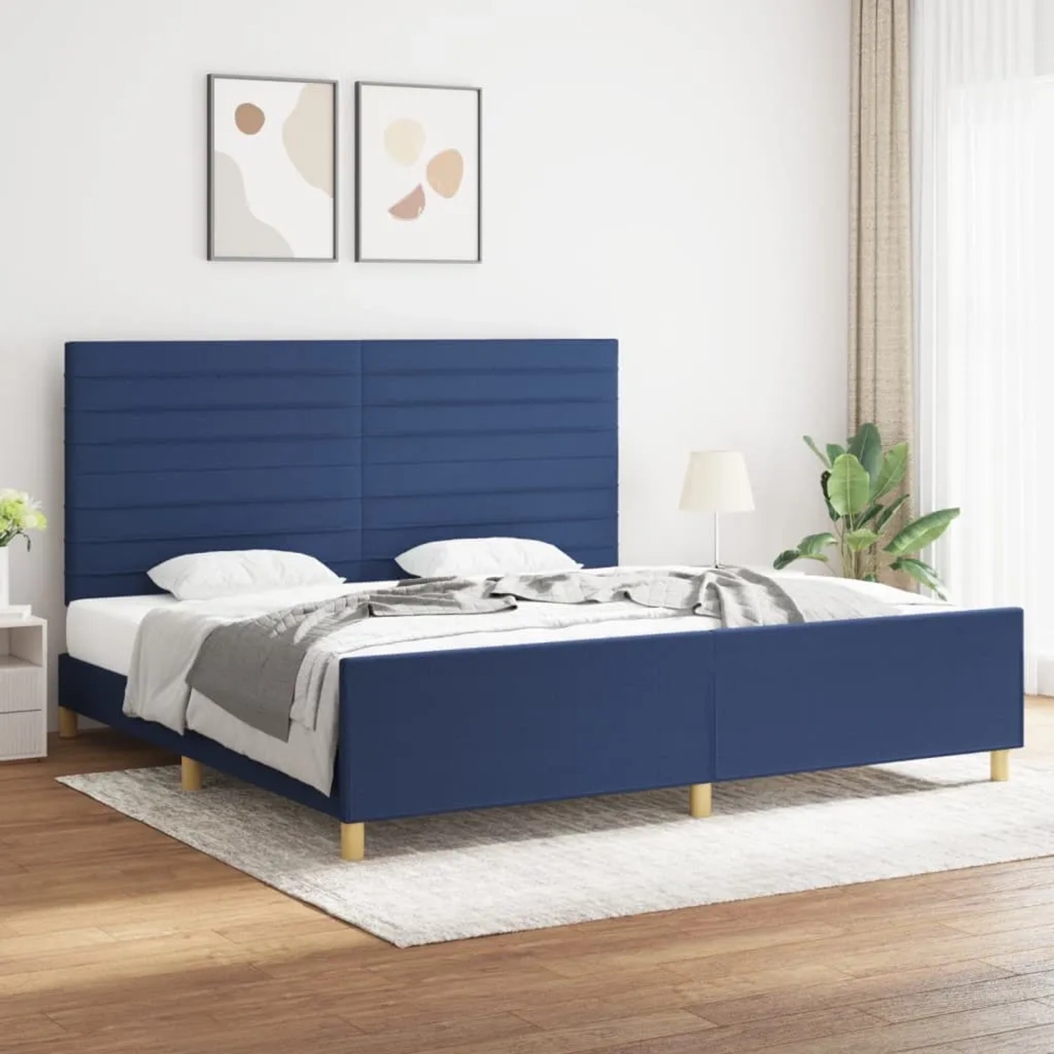 Blaues Stoff-Bettgestell (200x200 cm) mit Kopfteil im Schlafzimmer.