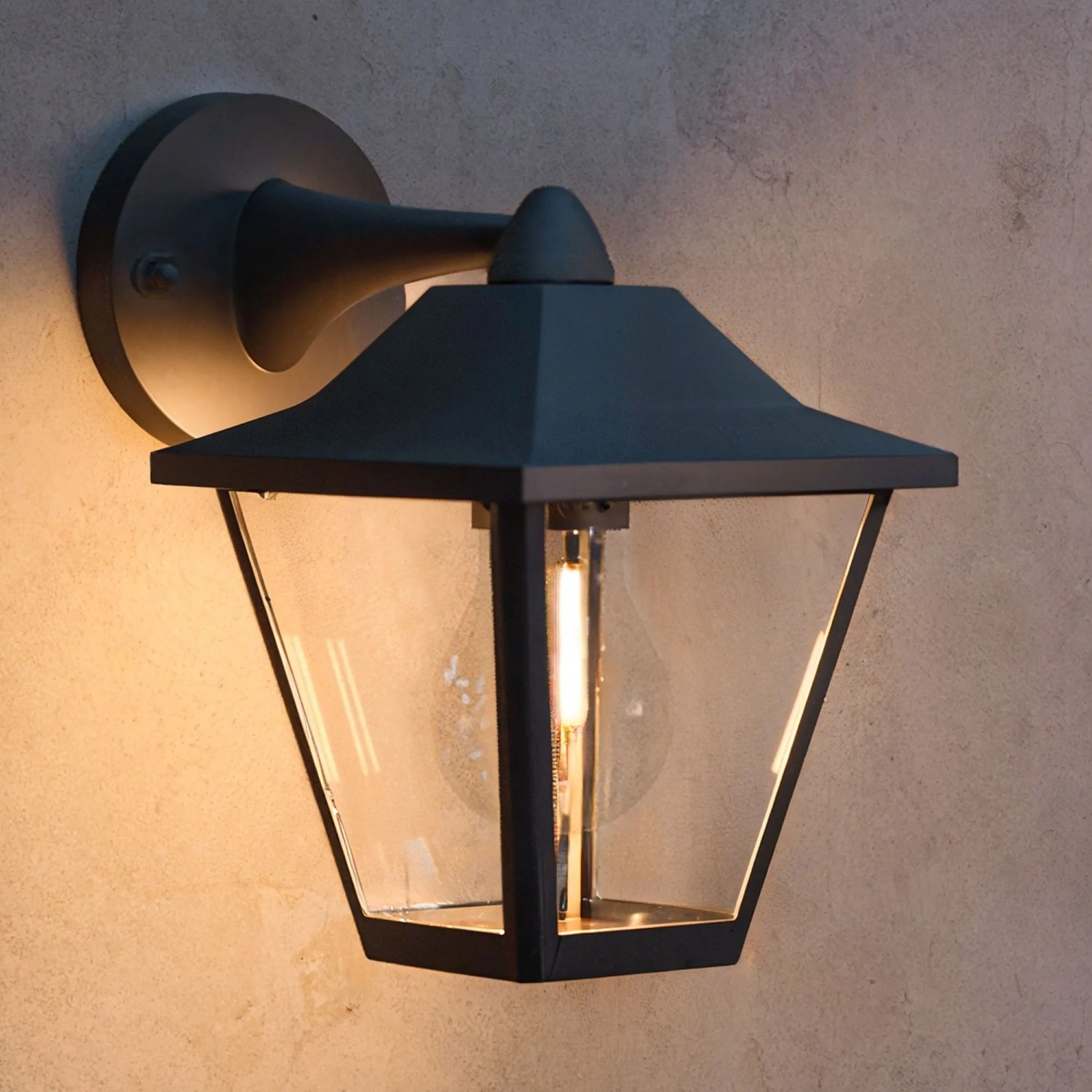 Schwarze Philips Outdoor-Wandleuchte Juli im Laternen-Design, 22,2 x 21,7 x 15 cm.