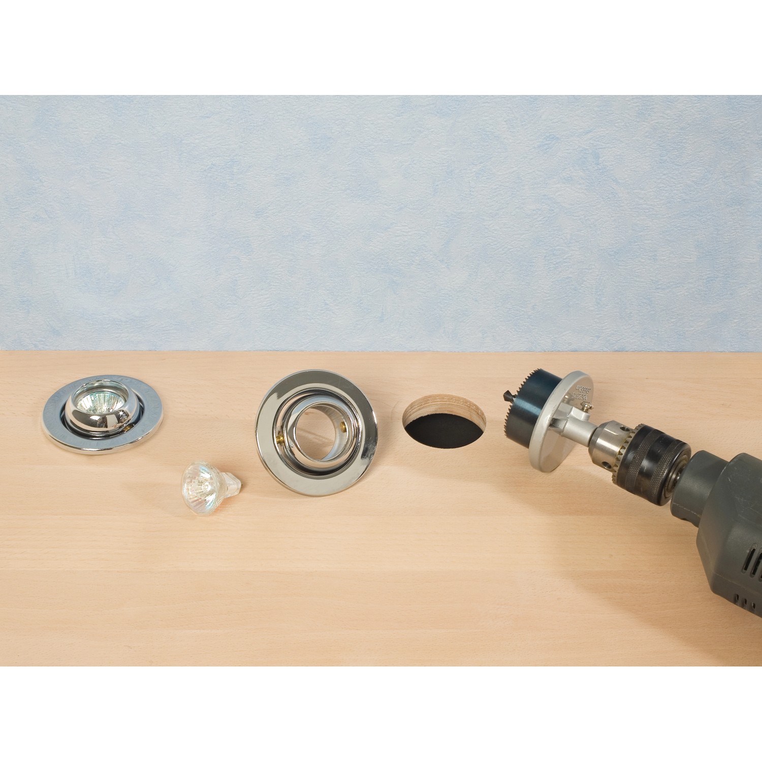 LUX Lochsäge-Set, 9-teilig, im Einsatz mit Bohrmaschine zum Erstellen einer Bohrung.