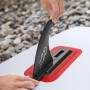 Detailaufnahme: Person befestigt Finne am Bestway SUP Fast Touring Board. Zubehör für Stand Up Paddling.