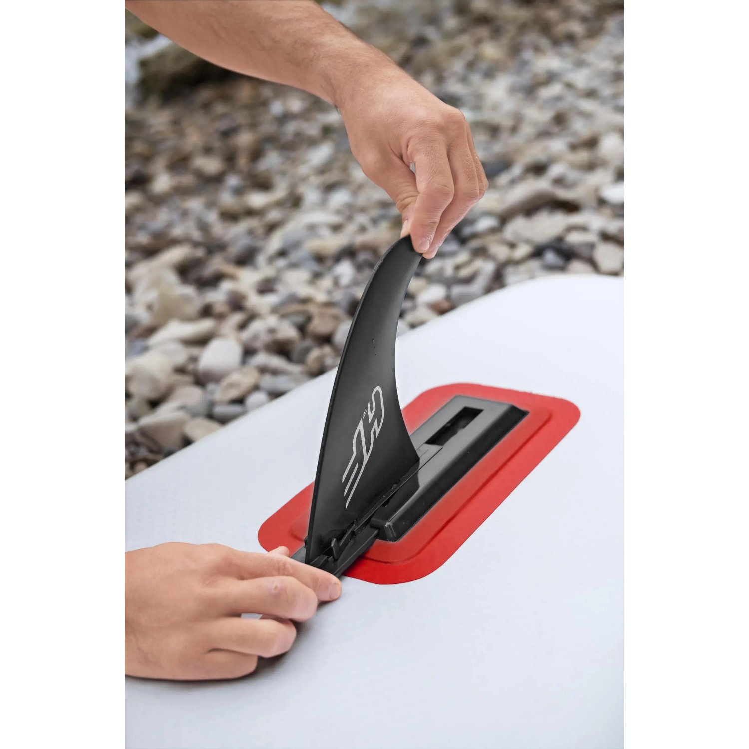 Detailaufnahme: Person befestigt Finne am Bestway SUP Fast Touring Board. Zubehör für Stand Up Paddling.