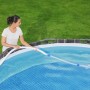 Frau reinigt Pool mit Flowclear Poolsauger Aquasweeper bis 670 cm.
