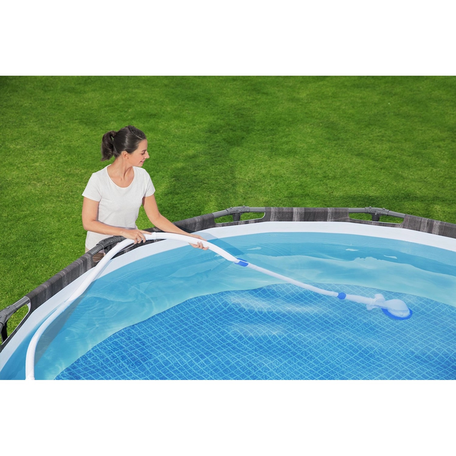 Frau reinigt Pool mit Flowclear Poolsauger Aquasweeper bis 670 cm.