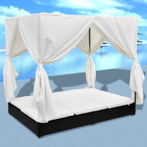 Schwarzes Outdoor-Loungebett mit Vorhang und weißen Kissen. Sonnenliege aus Polyrattan für Garten und Terrasse.