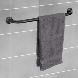 Schwarze Wenko Badetuchstange Basic mit grauem Handtuch an grauer Wand.