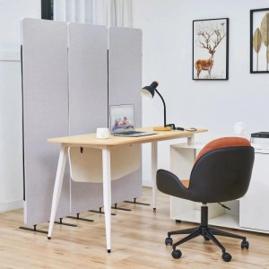 Hellgraue Svita Otis Stellwand als Raumteiler im modernen Büro. Freistehende Trennwand mit drei Paneelen für Sichtschutz.