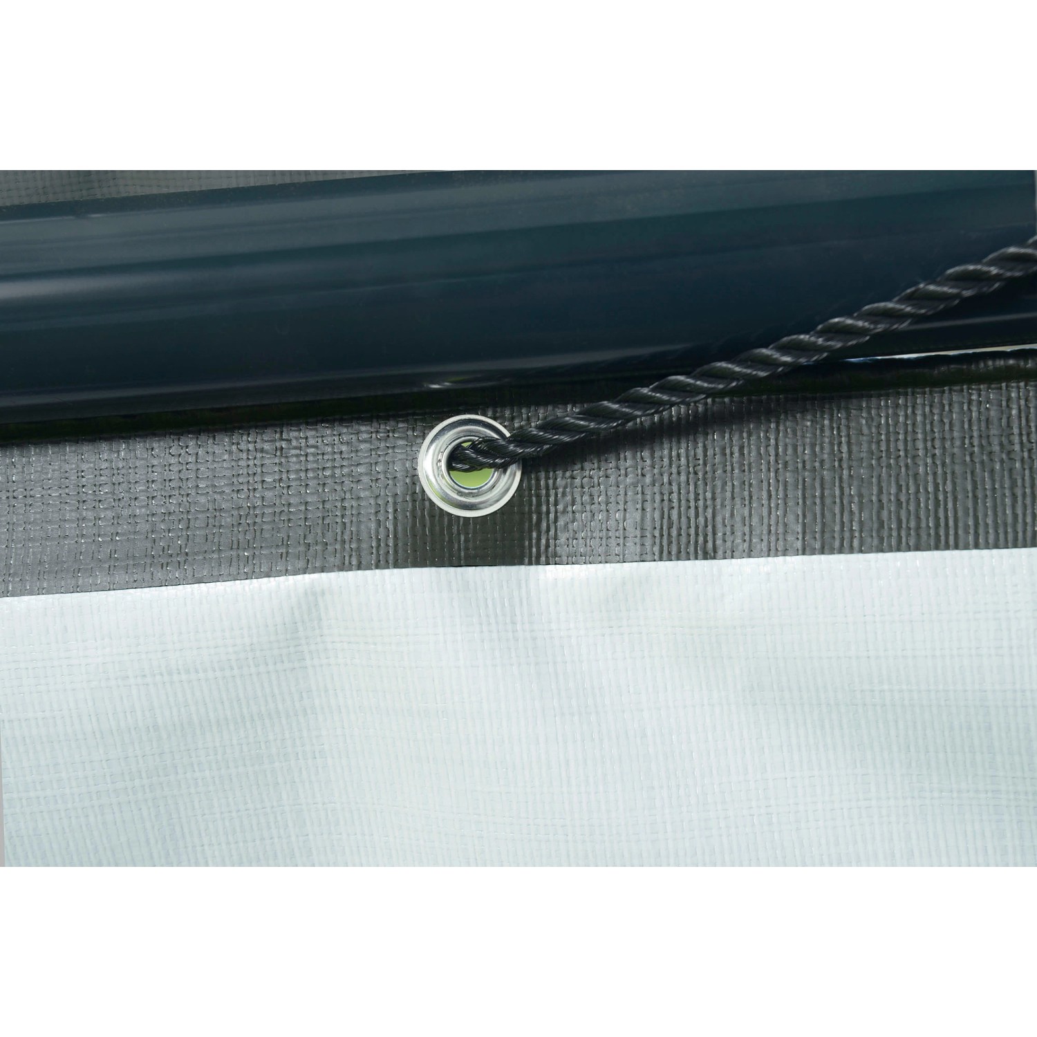 Detailaufnahme: ShelterLogic Seitenverkleidung für Pferdestall, grüne Plane mit Öse und Seil.