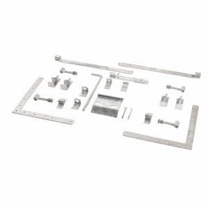 Beschläge-Set für Doppeltor Linea Nadelholz, inklusive Winkel, Riegel und Scharniere.