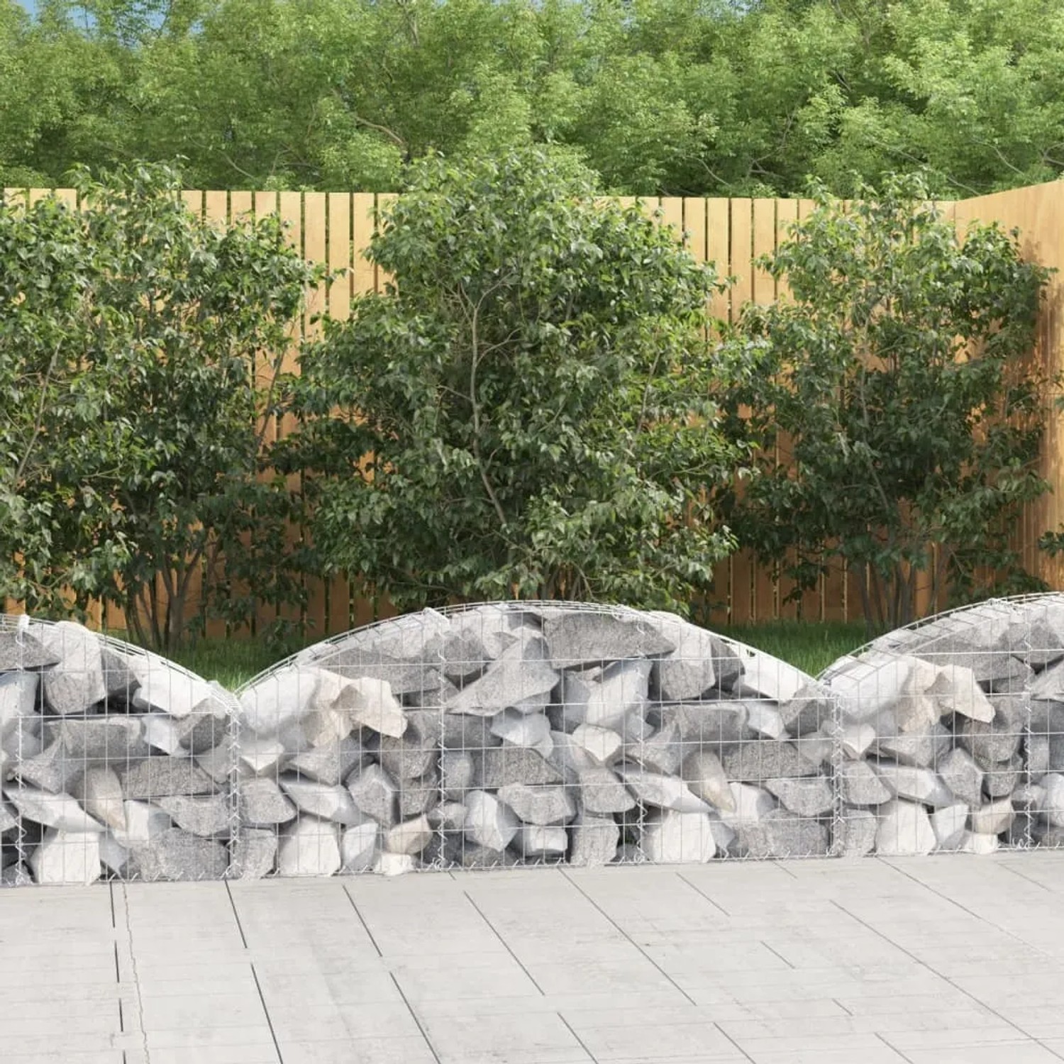 Silberne vidaXL Gabione mit Hochbogen, gefüllt mit Steinen, als dekorative Gartenbarriere.