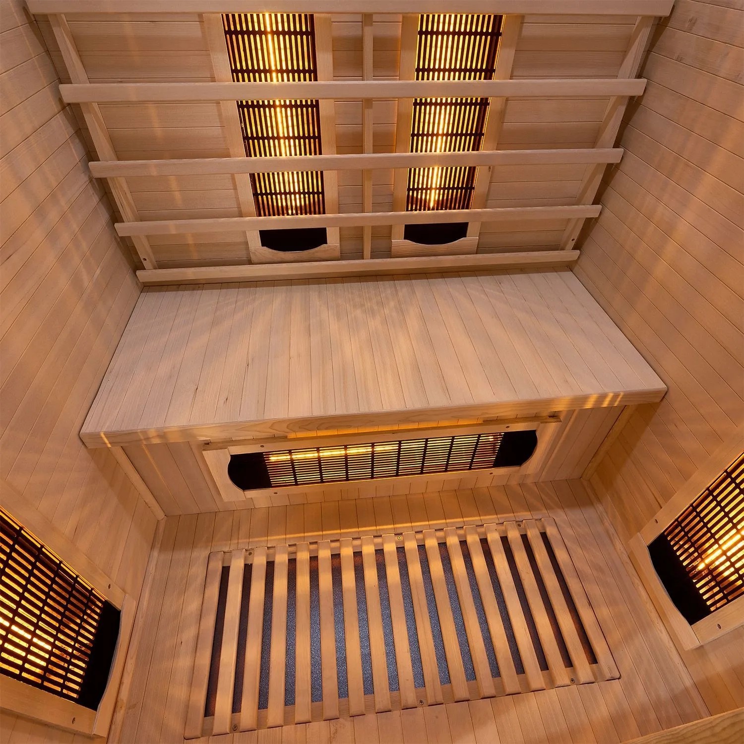 Innenansicht der Artsauna Infrarotkabine Nyborg S120V mit Hemlockholz und Vollspektrumstrahler.