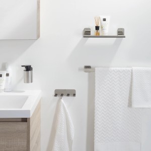 Tiger Hakenleiste Colar aus gebürstetem Edelstahl mit 4 Haken im Badezimmer.