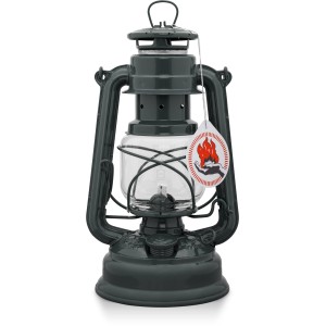 Feuerhand Sturmlaterne Baby Special in Anthrazitgrau, eine zuverlässige Lichtquelle für den Außenbereich.