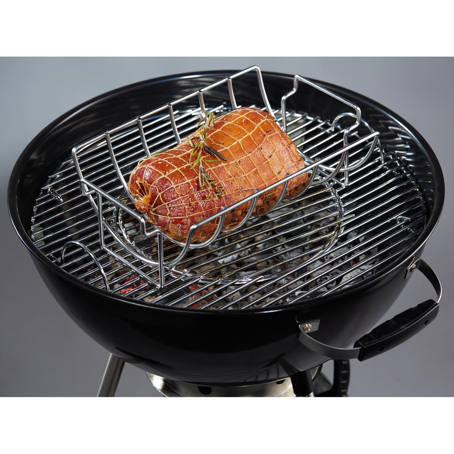 Jamestown Bratenkorb mit Braten auf Grill, auch als Spareribs-Halter nutzbar.