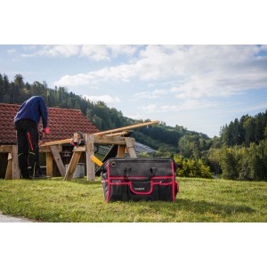 PARAT BASIC Tool Softbag M Werkzeugkoffer, schwarz mit roter Umrandung, auf einer Wiese.