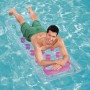 Mann entspannt auf Bestway Luftmatratze (177x63x16 cm) im Pool. Wasserspaß!