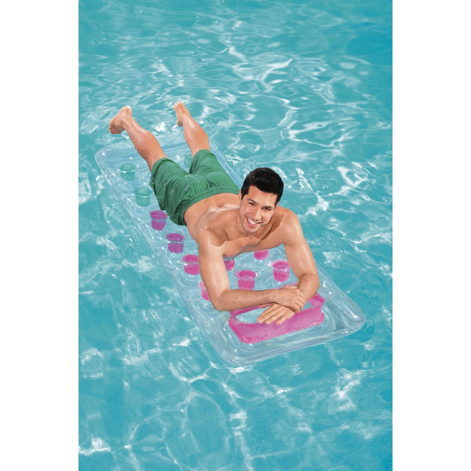 Mann entspannt auf Bestway Luftmatratze (177x63x16 cm) im Pool. Wasserspaß!